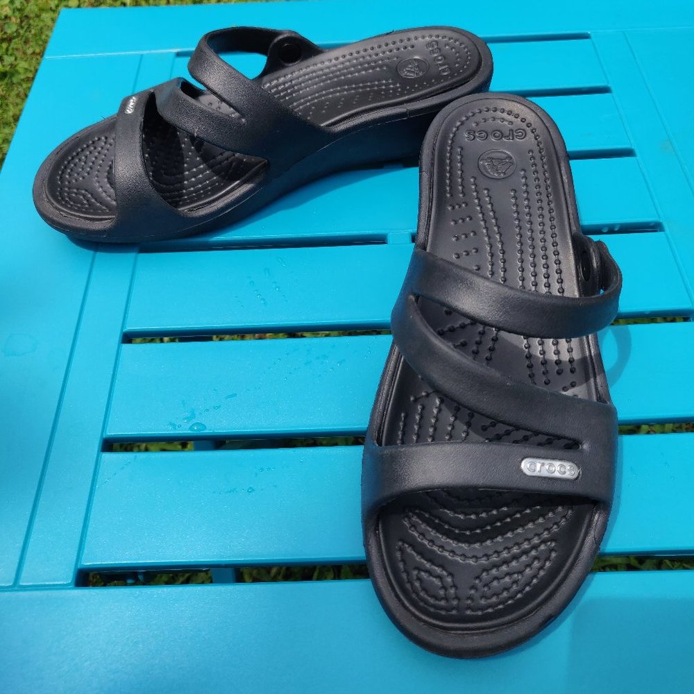 Feminine Crocs 3-strap casual black sandal